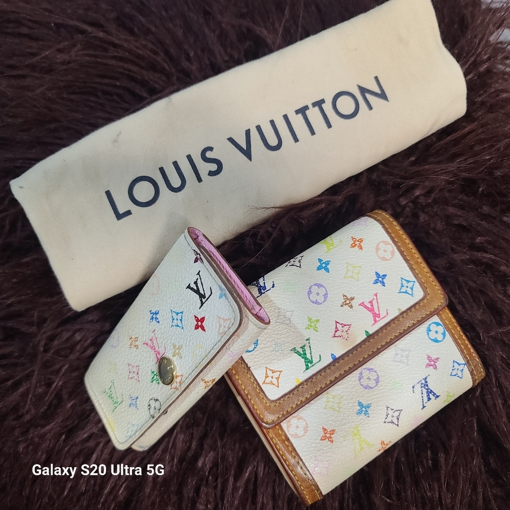 AUTHENTIC LOUIS VUITTON WHITE TRI-FOLD MULTI COLOR.  FREE KEY CHAIN